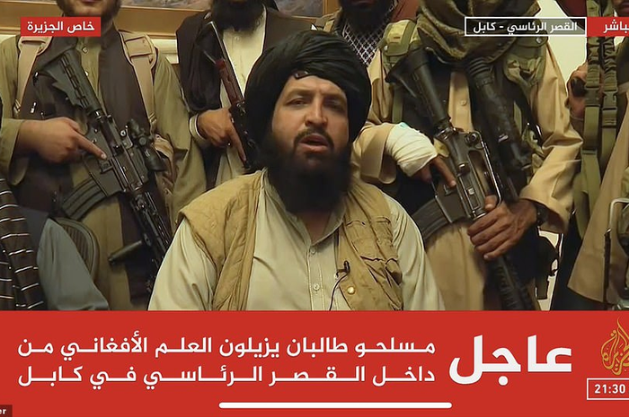 Taliban berbicara di depan awak media Al-Jazeera.