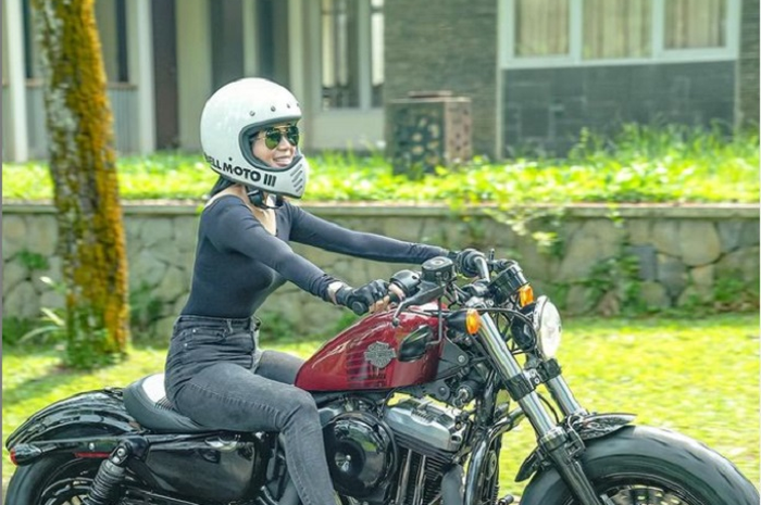 Enggak nyangka, artis seksi Wika Salim hobi banget naik motor gede (moge) sampai bergabung di tiga komunitas.