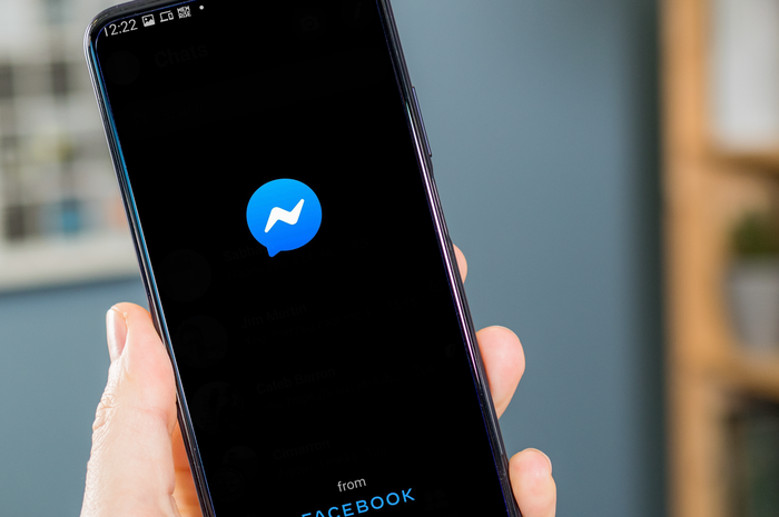 Ilustrasi Facebook Messenger di smartphone