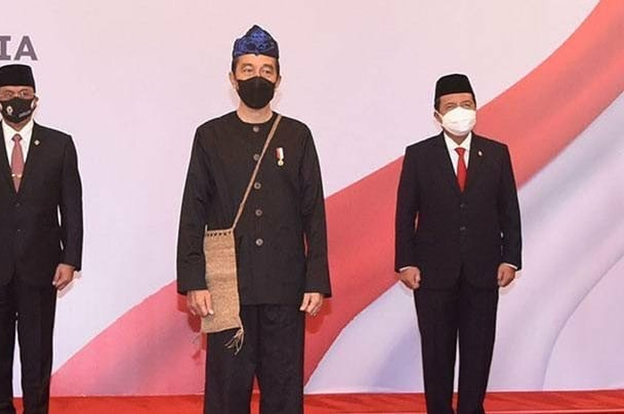 Presiden Jokowi datang ke Sidang Tahunan MPR dengan mengenakan pakaian adat Suku Baduy. Foto Jokowi pakai baju adat Baduy diserbu komentar.