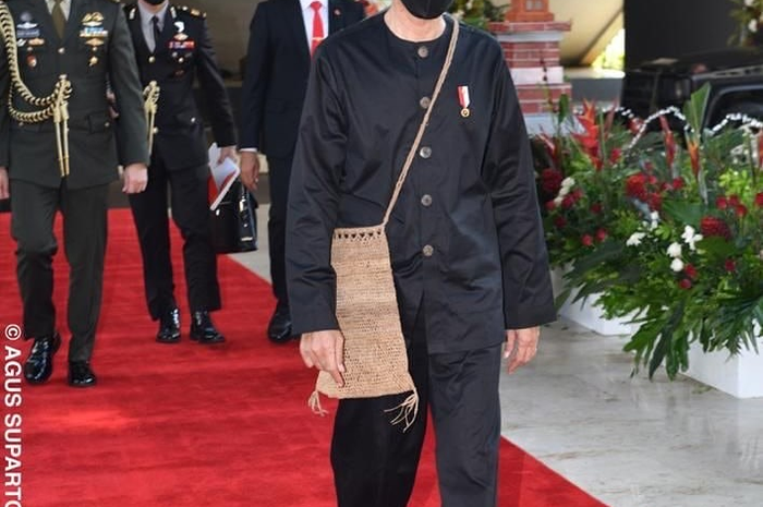 Foto Presiden Jokowi memakai baju Baduy mengandung pesan mendalam tentang Covid-19. Netizen malah bertanya soal perpanjangan PPKM.