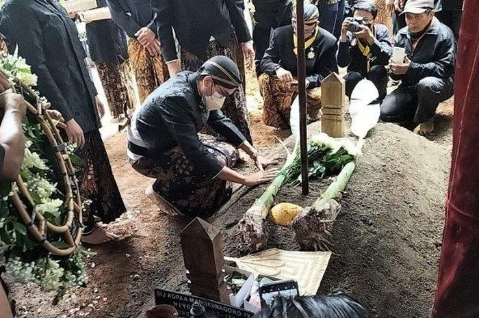 Prosesi pemakaman KGPAA Mangkunegara IX