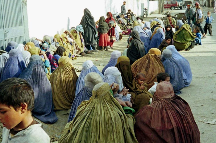 Wanita Afghanistan mengantri di depan kantor PBB di Afghanistan tahun 1999