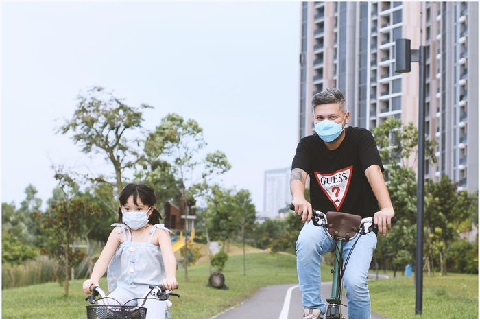Potret Gading Marten gowes berdua Gempi. Foto ini membuat curiga netizen Nama Ariel Tatum terseret. 