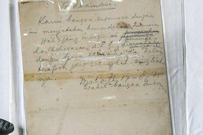 Kondisi Naskah Teks Proklamasi Asli Tulisan Tangan Soekarno 