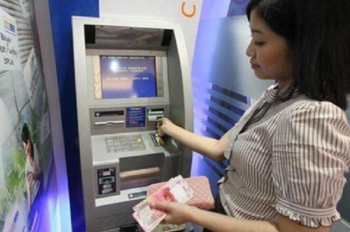 Bantuan pemerintah Rp 1 juta tahap II bakal ditransfer untuk nasabah BRI, BNI, Mandiri dan BTN, siap-siap cek saldo ATM.