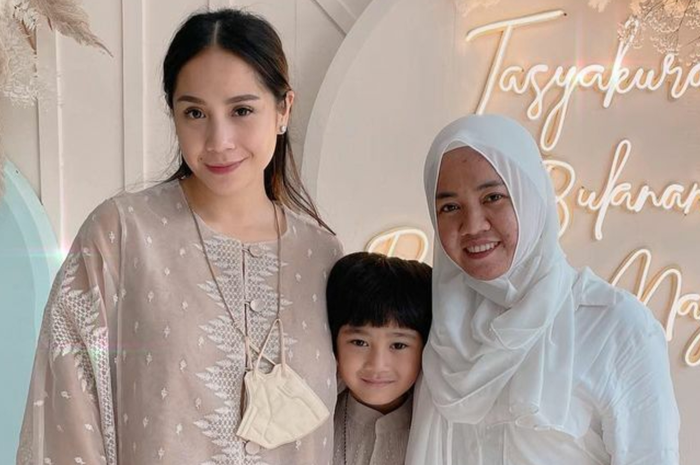 Nagita Slavina dan Rafathar bersama Mbak Lala