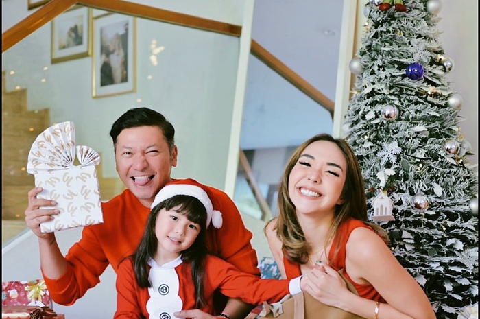 Foto Gisel rayakan Natal bareng Gading Marten dan Gempi di akhir tahun 2020.