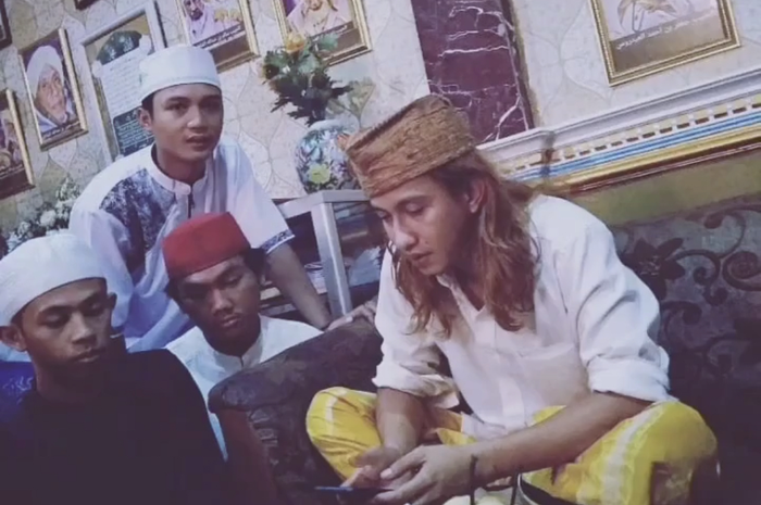 Habib Bahar bin Smith melayangkan bogem mentah kepada Ryan Jombang di dalam Lapas Gunung Sindur. Dari mana Ryan Jombang bisa dapat uang banyak?