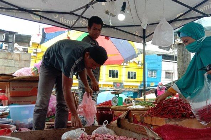 Eko Pedagang cabai dan bawang di Pasar Pagi Kota Pangkalpinang tampak sibul melayani pembeli, Rabu (18/8/2021).  