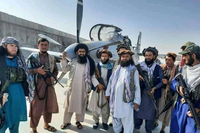 Afghanistan jatuh ke tangan Taliban.