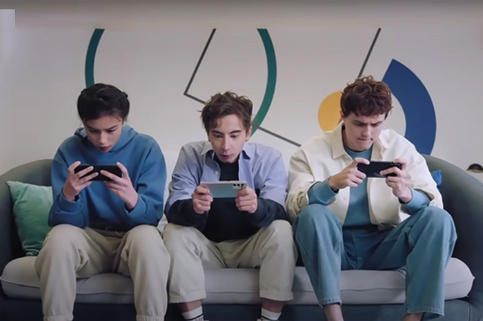 ilustrasi aktivitas mobile gaming dengan OPPO Reno6.jpg