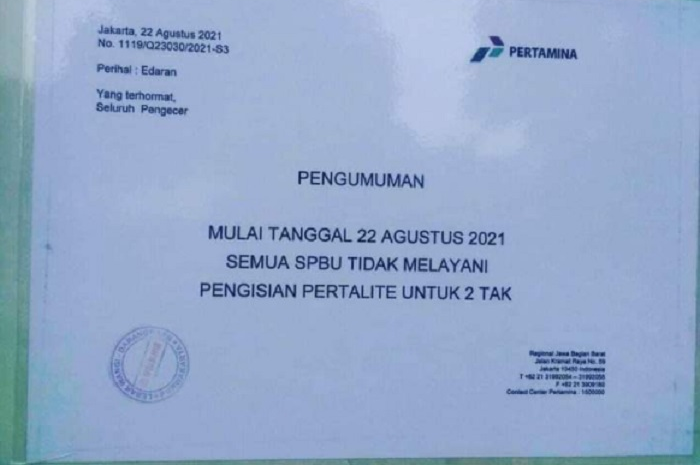 Lembaran pengumuman berisi Pertamina melarang pengecer jual Pertalite ke motor 2-tak
