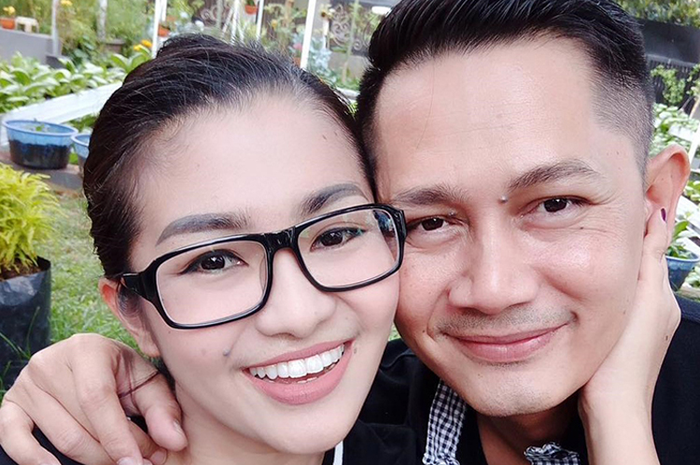 Fitri Carlina bersama sang suami, Hendra Sumendap.