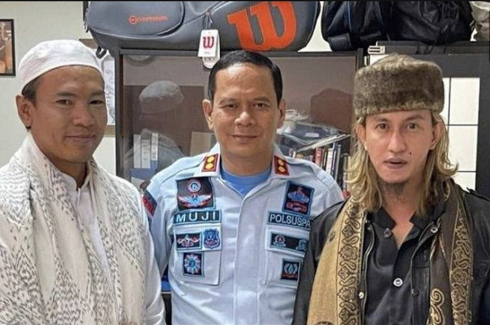 Foto Ryan Jombang berdamai dengan Habib Bahar bin Smith disebut hasil edit. Kalapas Gunung Sindur, Mujiarto ikut berfoto bersama.