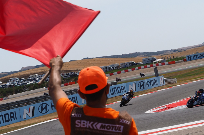 Red flag dikibarkan saat race 2 WorldSSP Navarra 2021 kurang 6 lap