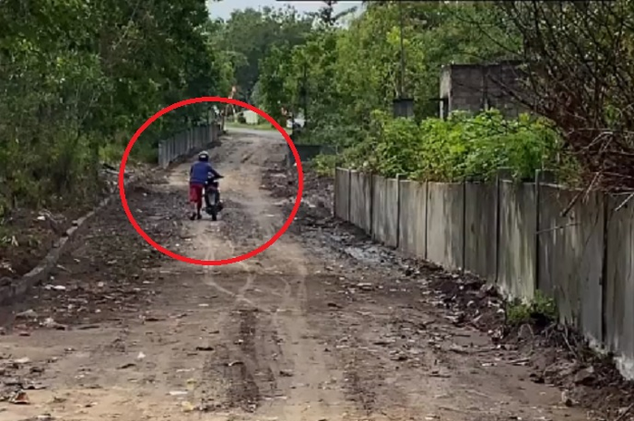 Viral seorang wanita menjadi korban pelecehan seksual oleh seorang pemotor, saat pelaku mau kabur motornya malah mogok.