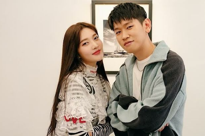 Joy dan Crush berpacaran