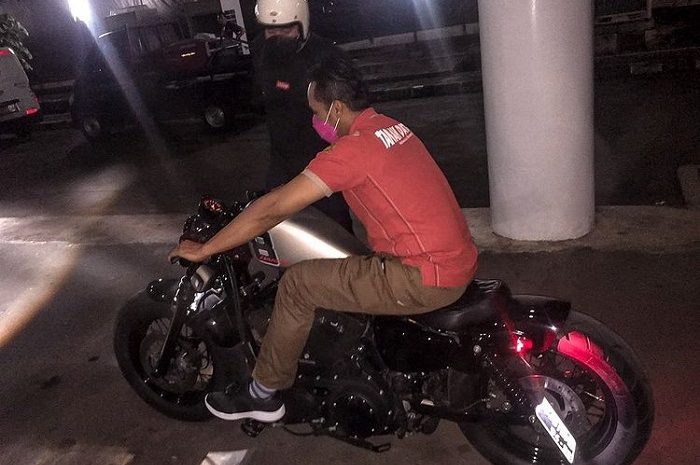 Lord Adi MasterChef Indonesia pernah jajal motor gede (moge) Harley-Davidson milik Chef Arnold.
