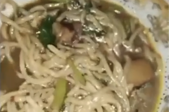 Foto buntut tikus dalam piring yang berisi mie ayam viral di media sosial. Pemilik warung mie ungkap fakta sebenarnya di depan polisi.