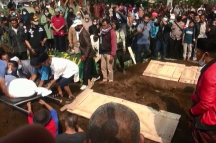 Prosesi pemakaman jenazah korban pembunuhan ibu dan anak di Subang, Jawa Barat pada Kamis, (19/8/2021).