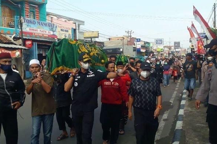 Prosesi pemakaman Tuti (55) dan Amalia (23) di Tempat Pemakaman Umum (TPU) Istuning, Desa Jalan Cagak, Kecamatan Jalan Cagak, Kabupaten Subang, Jawa Barat, Kamis (19/8/2021).