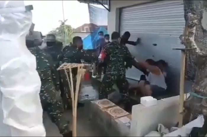 Hasil ekspos kamera foto atas kejadian beberapa anggota TNI menghajar pemuda di Buleleng itu diunggah di media sosial.