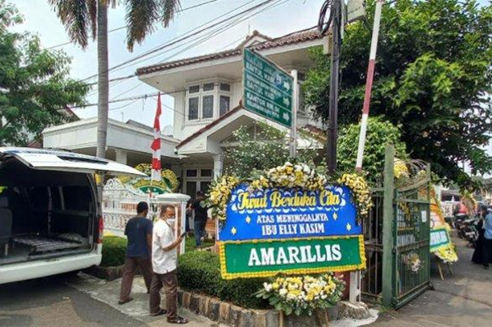 Suasana rumah duka Elly Kasim