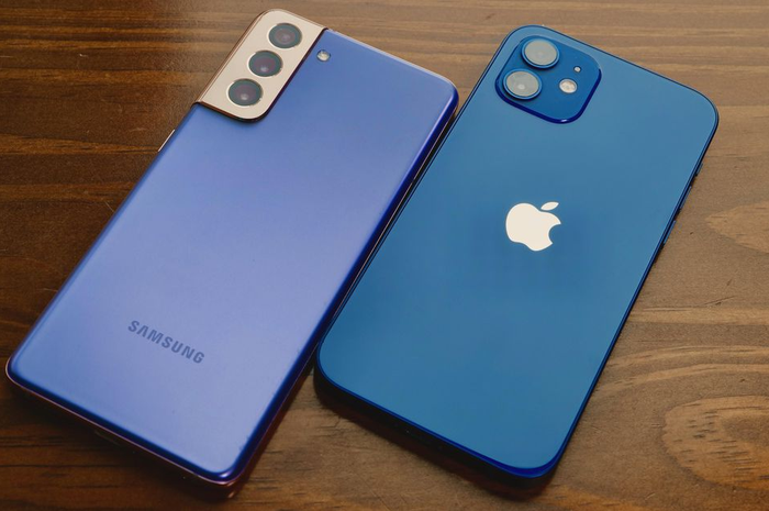 Samsung Galaxy S21 dan iPhone 12 Pro