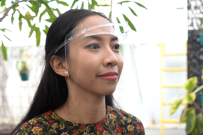 Ilustrasi seorang wanita mengenakan Face Shield canggih buatan Sharp Indonesia