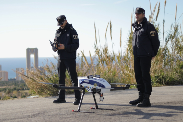 Polisi di negara Spanyol menggunakan drone sebagai pemantau pelanggaran lalu lintas di jalan.