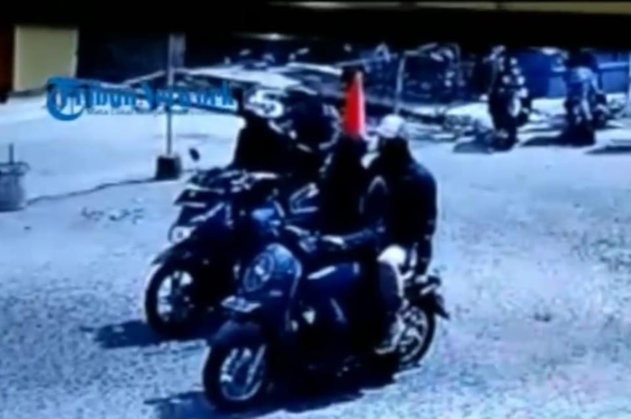 Polisi mendalami foto pelaku perampokan toko emas di Medan, Sumatera Utara yang terekam kamera CCTV. 