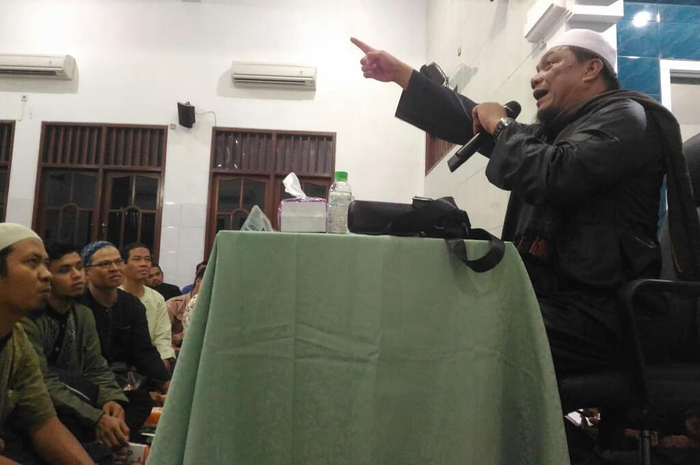 Foto Yahya Waloni saat bercemarah, kini ditangkap Bareskrim Polri.