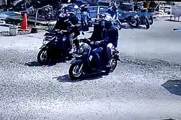 Foto pelaku perampokan toko emas di Medan, Sumatera Utara yang terekam kamera CCTV.