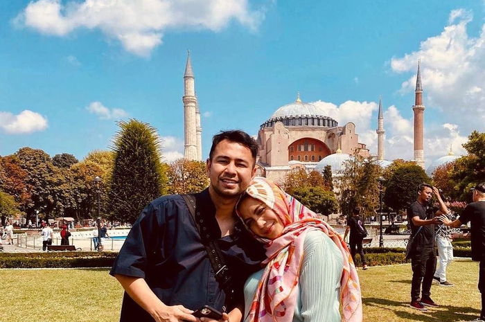 Pantas saja ibunda Rafathar percaya diri berbahasa Inggris, rupanya Nagita Slavina lulusan kampus no 1 di benua kanguru. 