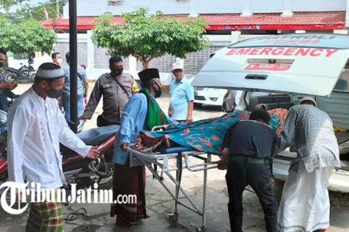 Petugas relawan mengevakuasi jenasah Karmidi dari Masjid Baiturrahman di Jalan Mayor Bismo ke rumah duka, Jumat (27/8/2021). 