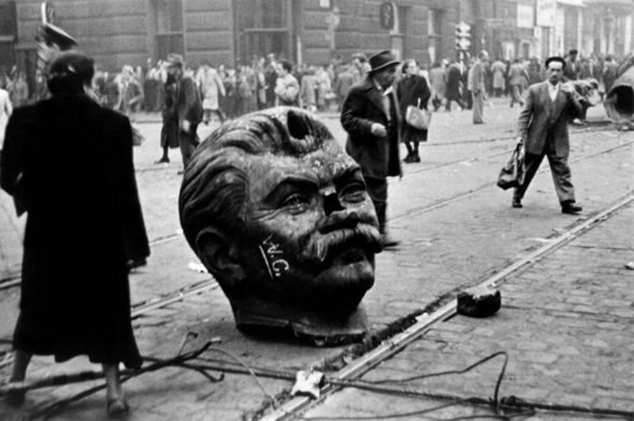 Patung Stalin dihancurkan.