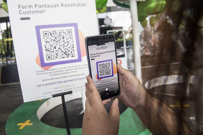 Ilustrasi Memindai QR Code lewat aplikasi PeduliLindungi