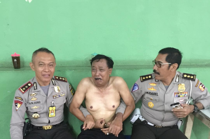 Doyok bikin heboh dengan foto hidup mewah di Amerika. Pelawak senior ini menolak bawa anak sulungnya ke rumah sakit.