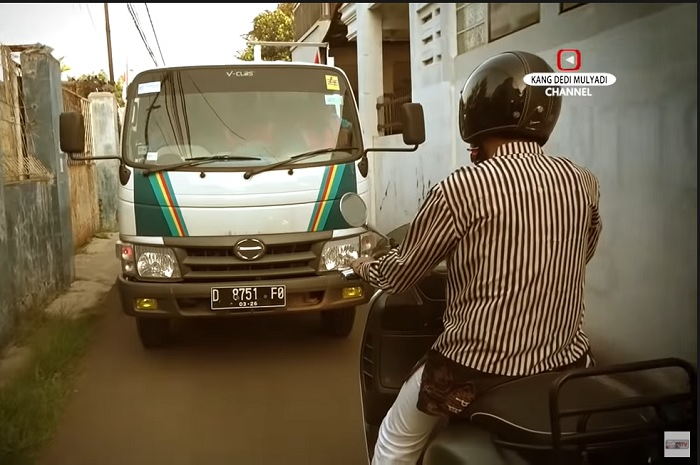 Anggota DPR RI, Dedi Mulyadi hampir saja ditabrak mobil PLN saat berkendara dengan motor di jalan raya.