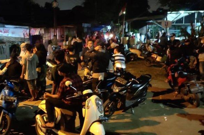 Kerumunan masyarakat di lokasi pembunuhan
