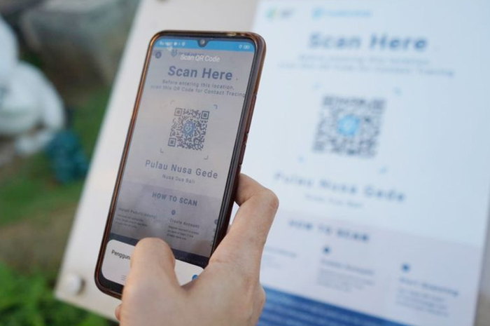 Ilustrasi aplikasi PeduliLindungi yang sedang digunakan untuk memindai QR Code