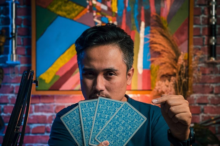 Foto ahli tarot Denny Tarot digeruduk netizen usai mendapat teguran keras dari Deddy Corbuzier.