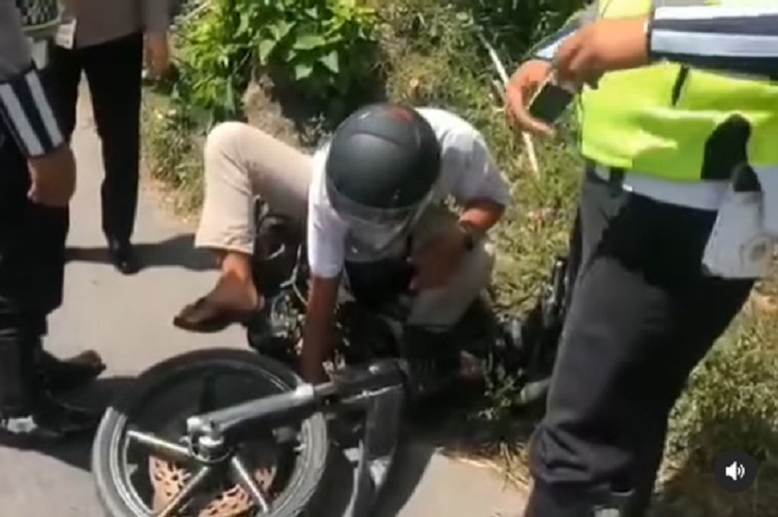 Boyolali geger, pemotor ngamuk-ngamuk diberhentikan polisi, ternyata masalahnya tidak punya SIM, STNK dan pakai knalpot brong.