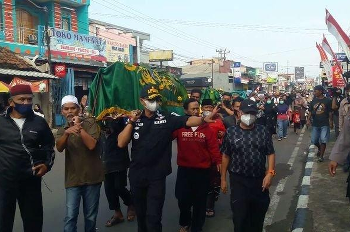Iring-iringan masyarakat mengantar jenazah Tuti (55) dan Amalia (23) yang jadi korban pembunuhan di Dusun Ciseuti, Desa Jalan Cagak, Kecamatan Jalan Cagak, Kabupaten Subang, Jawa Barat, Kamis (19/8/2021). 