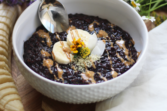 Bubur beras hitam yang memberikan manfaat untuk tubuh.