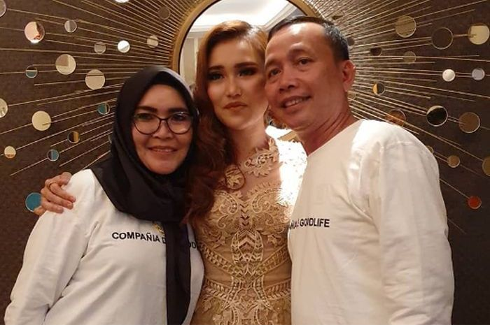 Ayu Ting Ting bersama Umi Kalsum dan Abdul Rozak