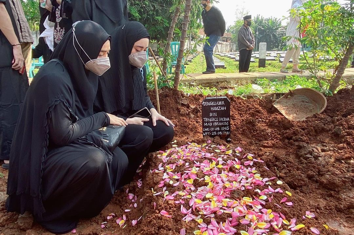 Foto Cindy Fatikasari bersimpuh di sisi makam banjir doa. Istri Tengku Firmansyah kehilangan sosok tercinta.
