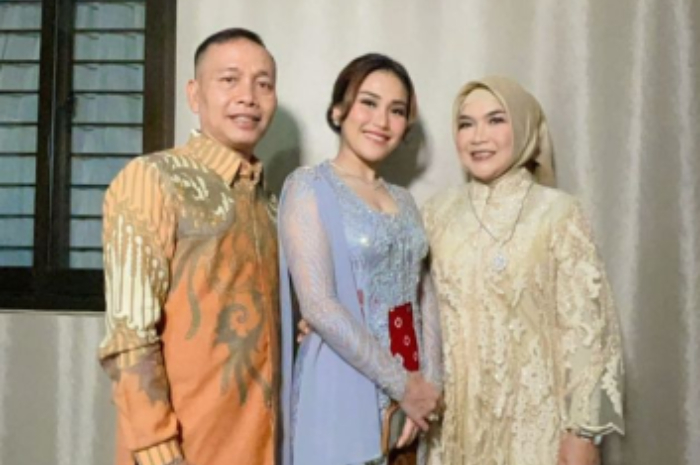 Foto Ayah Rozak, Ayu Ting Ting, dan Umi Kalsum