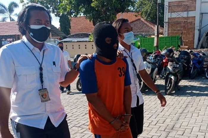 Foto seorang tukang parkir di Jombang, Jawa Timur yang nekat menggagahi 2 putrinya sendiri beredar di media sosial.
